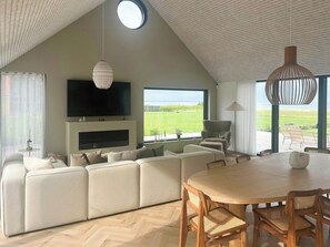 TV - Unique holiday home directly on the beach (Middelfart)