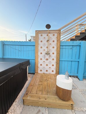 Outdoor spa tub - New HGTV Design, 2 Game Rooms + Pool, Pickleball (Pensacola Beach)