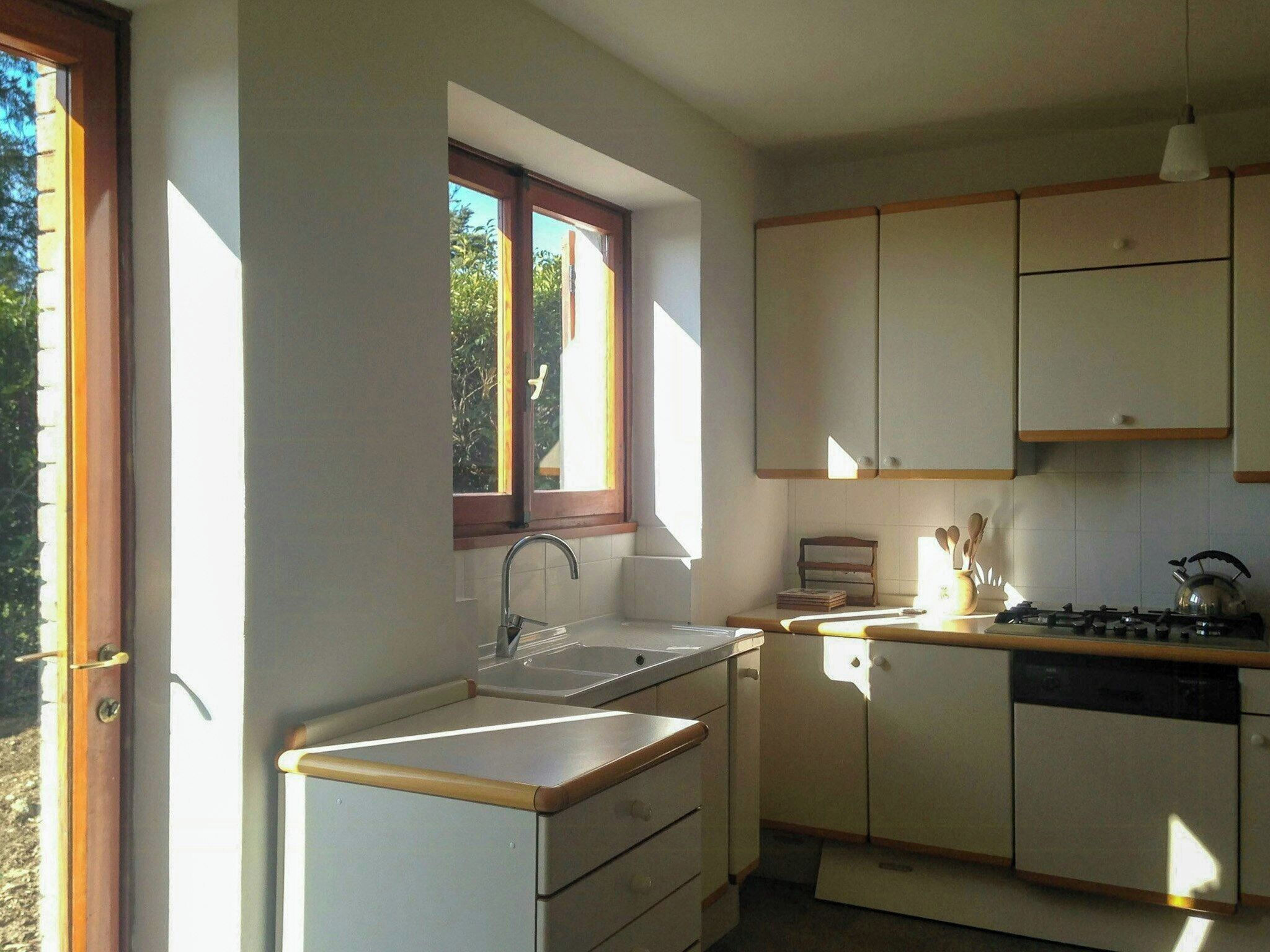Microwave, oven, dishwasher, coffee/tea maker