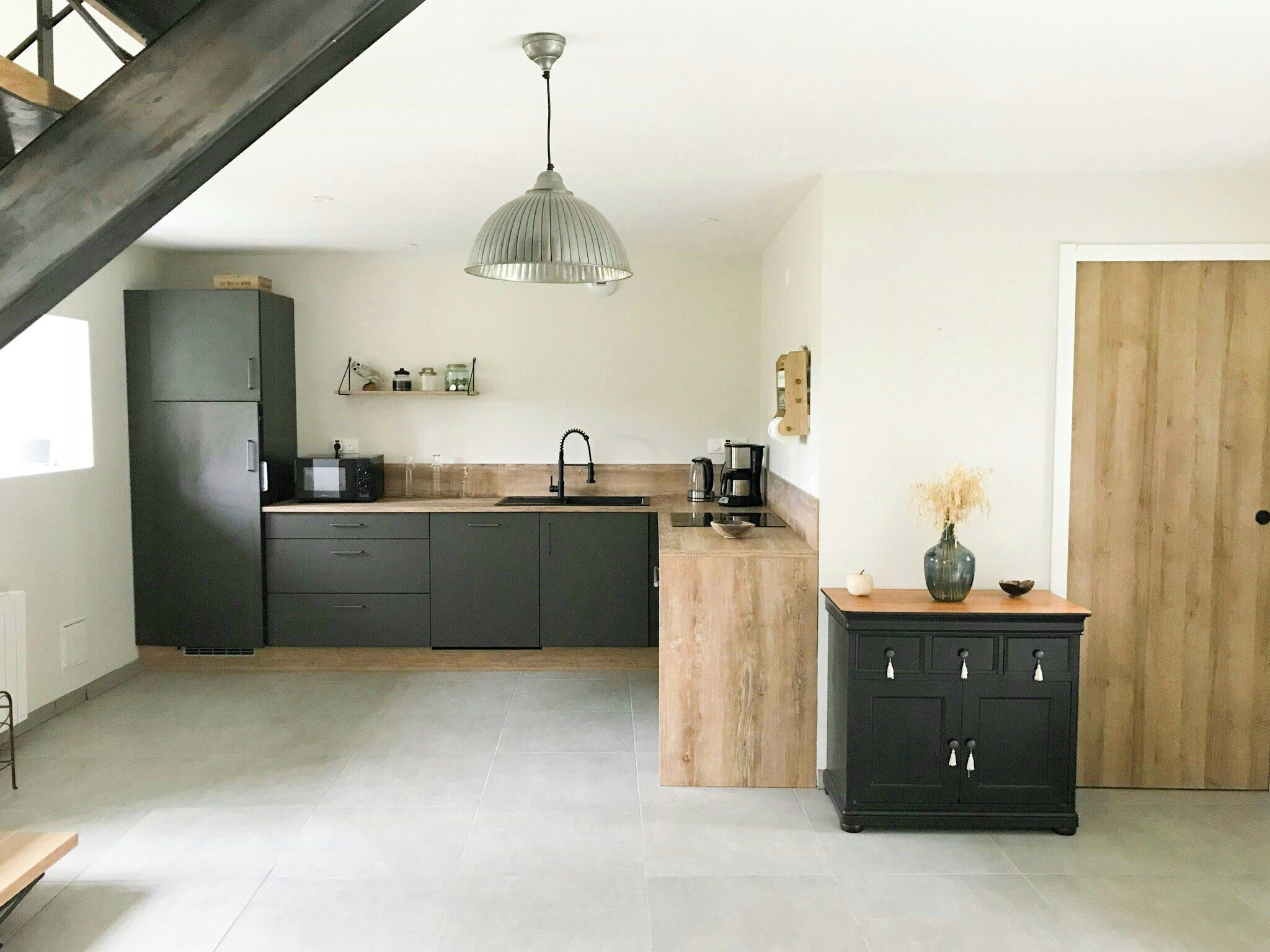 Microwave, oven, dishwasher, coffee/tea maker