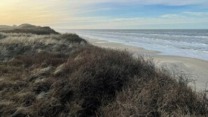 A beach with dunes and ocean waves. - Summer house vibe at Kandestederne (Skagen)