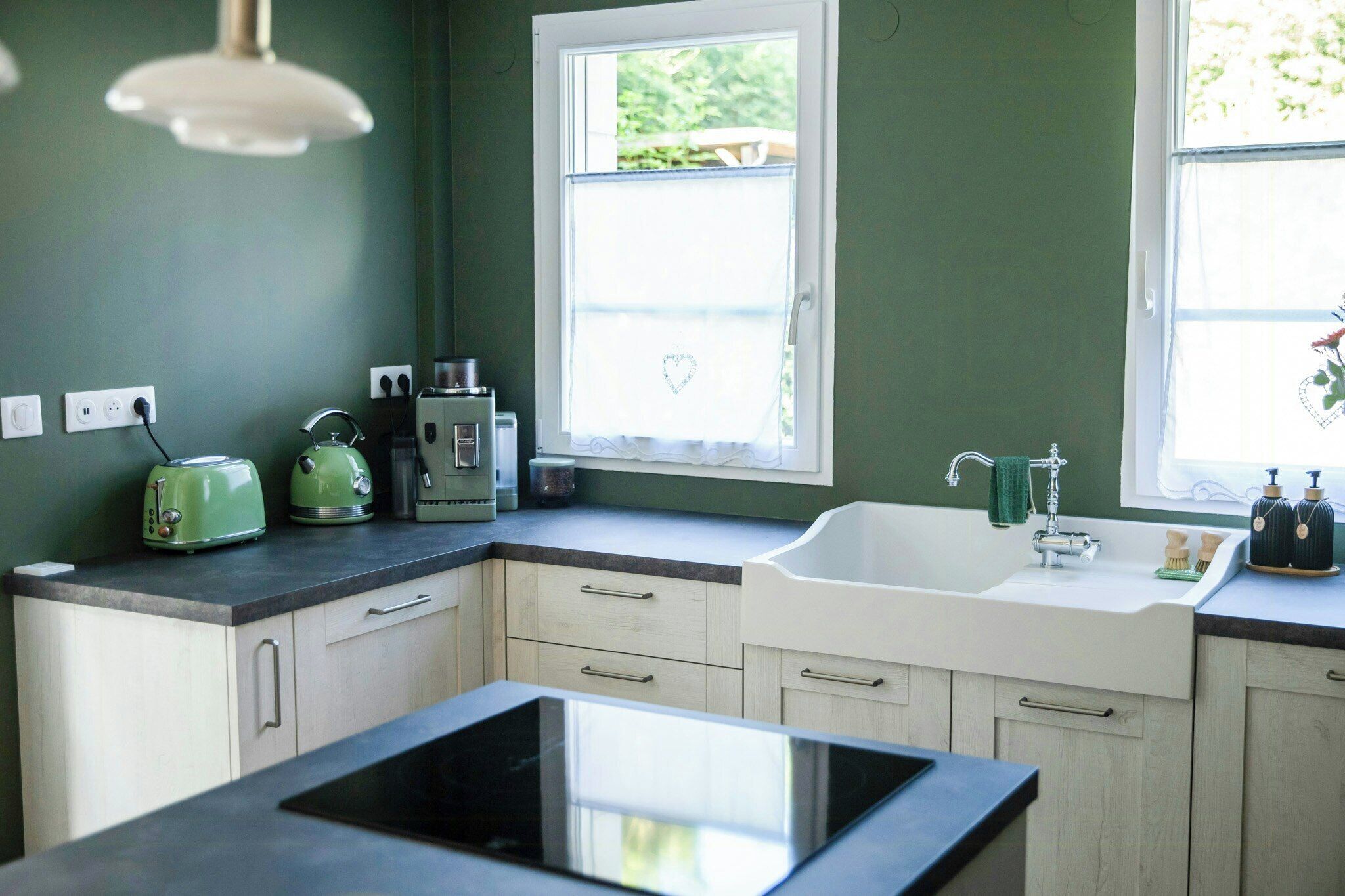 Microwave, oven, dishwasher, coffee/tea maker
