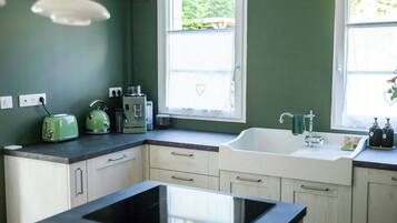 Microwave, oven, dishwasher, coffee/tea maker