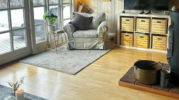 Een televisie en een open haard