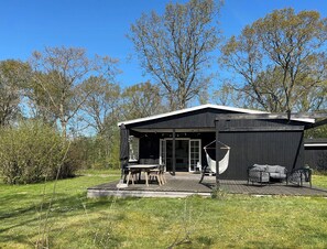 Outdoor dining - Historic holiday home near the beach in Ahl (Ebeltoft)