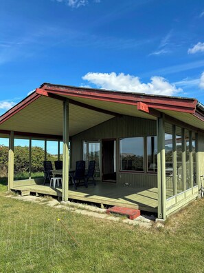 Outdoor dining - Renovated 70s house with sea view near Lønstrup (Hjørring)