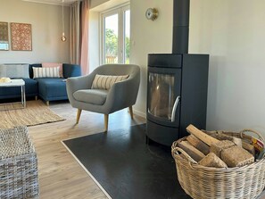 TV, fireplace - Modern beach house at Frederiksdal Gods (Harpelunde)