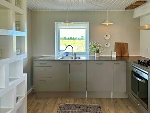 Microwave, oven, dishwasher, coffee/tea maker - Modern beach house at Frederiksdal Gods (Harpelunde)