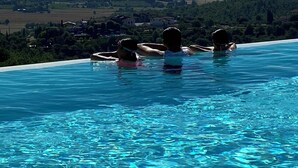 Ein Pool mit Blick auf eine gebirgige Landschaft.