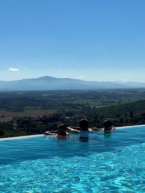 A pool with a view of a mountainous landscape. - Historic farmhouse with infinity pool and sauna (Monte San Savino)