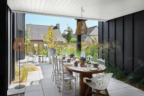 Outdoor dining - Villa with indoor pool in Sainte-Marine (Combrit)