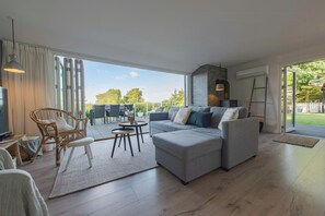 TV, fireplace - Panoramic view and terrace in charming home (Hojslev)