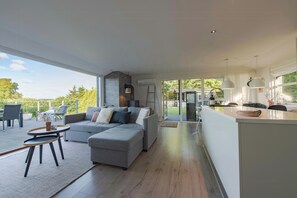 TV, fireplace - Panoramic view and terrace in charming home (Hojslev)