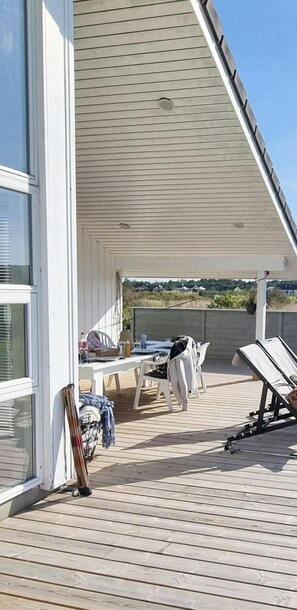 Outdoor dining - Modern house close to the North Sea (Tranum)