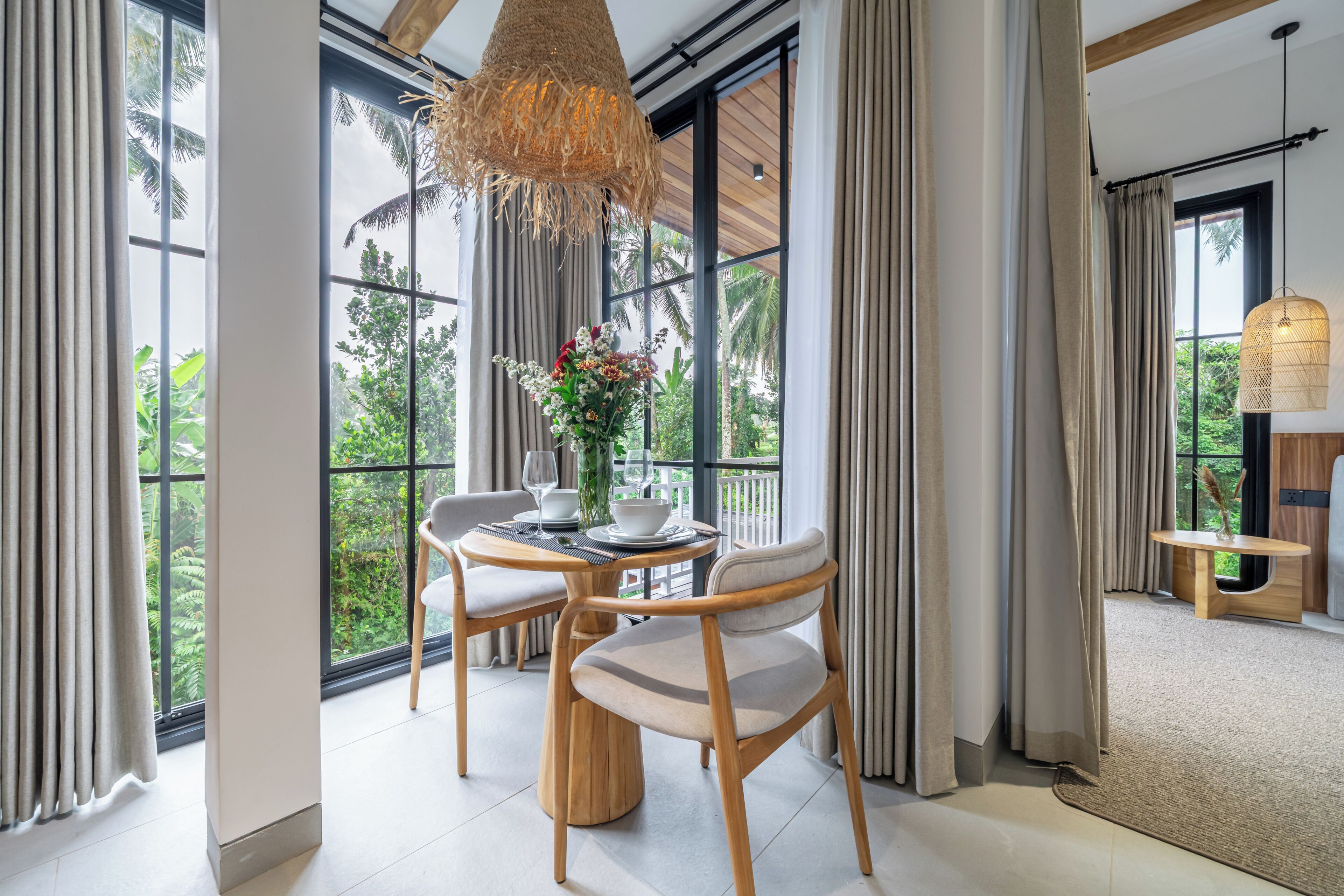 Deluxe Apartment, Balcony, Courtyard View | Dining