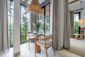 Deluxe appartement, balkon, uitzicht op binnenplaats | Dineren