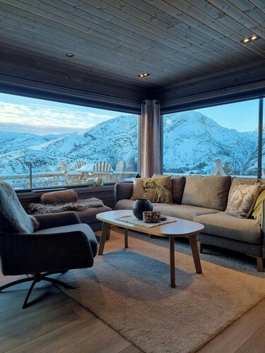 Accessible cabin with views by Lake Bergevann