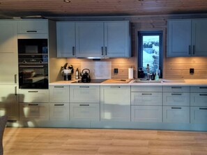 Microwave, oven, dishwasher, coffee/tea maker