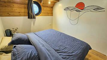 Une chambre à coucher avec un lit, une fenêtre et un élément décoratif mural.