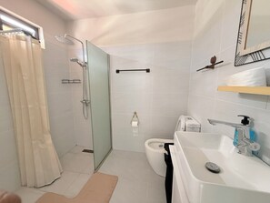 Shower, hair dryer, towels, soap - Cozy 1-bedroom apartment, 5 min walk to the beach (Flic en Flac)