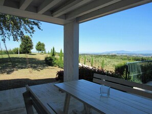Outdoor dining - Apartment with Chianti views in Montaione (Montaione)