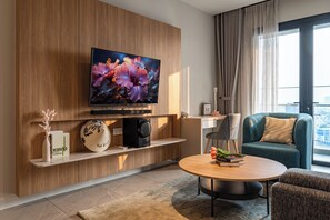 Departamento senior, 3 habitaciones, balcón, vista a la ciudad | Área de sala de estar