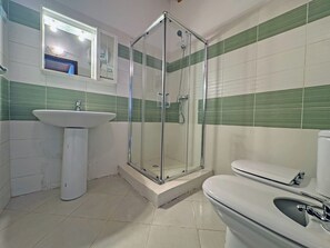 Shower, hair dryer, bidet, towels - SOL Bright Apt by the Sea (Santa Maria)