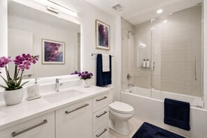 Junior-Zimmer | Badezimmer | Kostenlose Toilettenartikel, Haartrockner, Handtücher, Seife