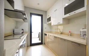 Full-size fridge, microwave, stovetop, cookware/dishes/utensils - LaLa Hà Đô Centrosa Residence (Hoa Hung)