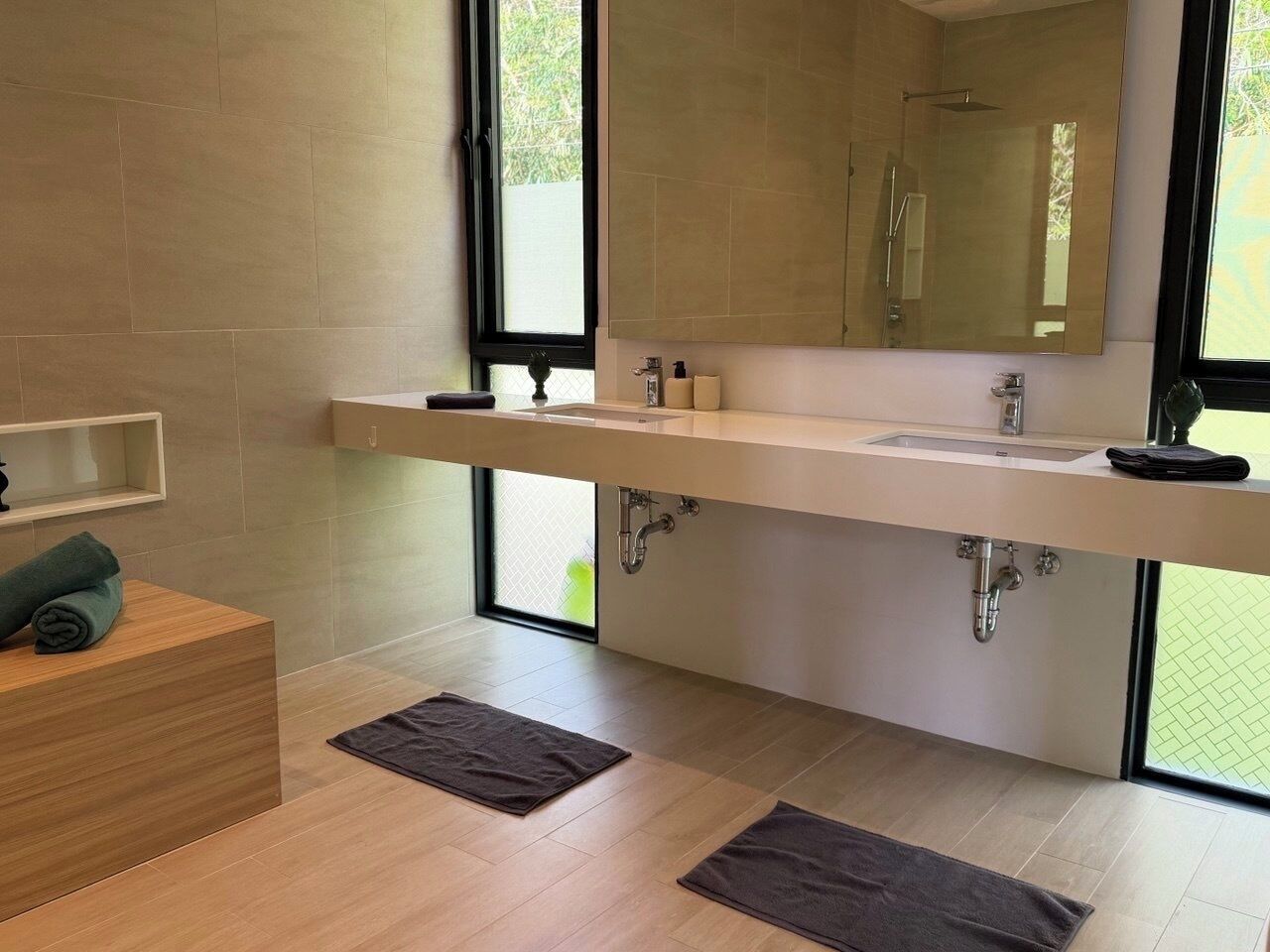 Familie villa, uitzicht op bergen | Badkamer | Een douche, een haardroger, handdoeken
