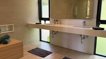Familie villa, uitzicht op bergen | Badkamer | Een douche, een haardroger, handdoeken