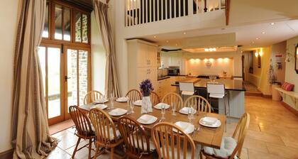 6 bedroom accommodation in Torrington