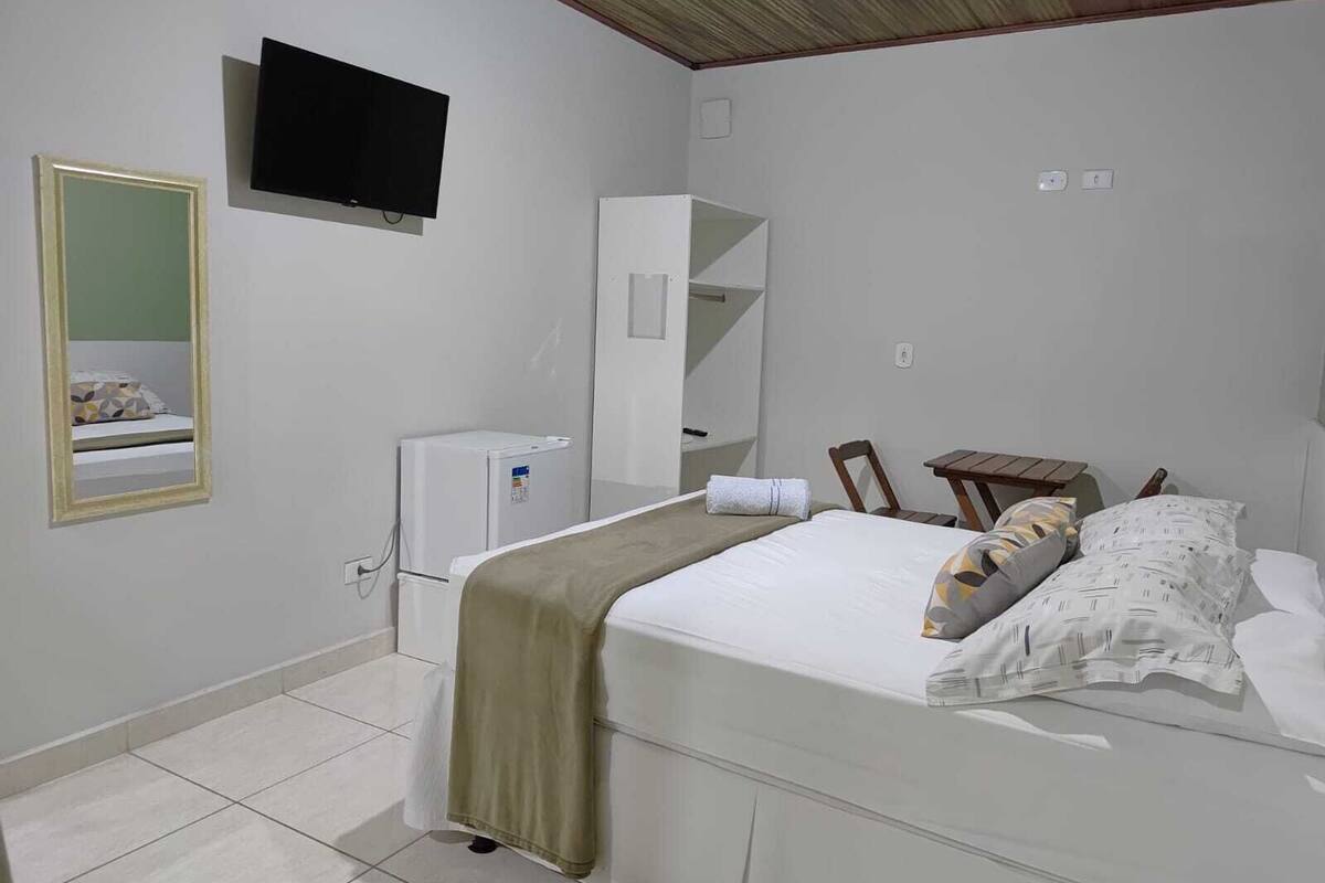 Habitación, 1 cama matrimonial, baño en la habitación, planta baja | Escritorio, espacio para trabajar con laptop y ropa de cama 