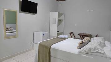 Escritorio, espacio para trabajar con laptop y ropa de cama