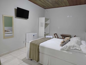 Habitación, 1 cama matrimonial, baño en la habitación, planta baja | Escritorio, espacio para trabajar con laptop y ropa de cama 