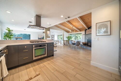 Modern Woods Retreat | Treehouse, 10 min to Bethel