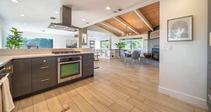 Modern Woods Retreat | Treehouse, 10 min to Bethel