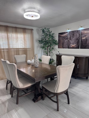 Dining - Quiet and private 4-bedroom Ranch Style house with inground pool & hot tub!! (Odessa)