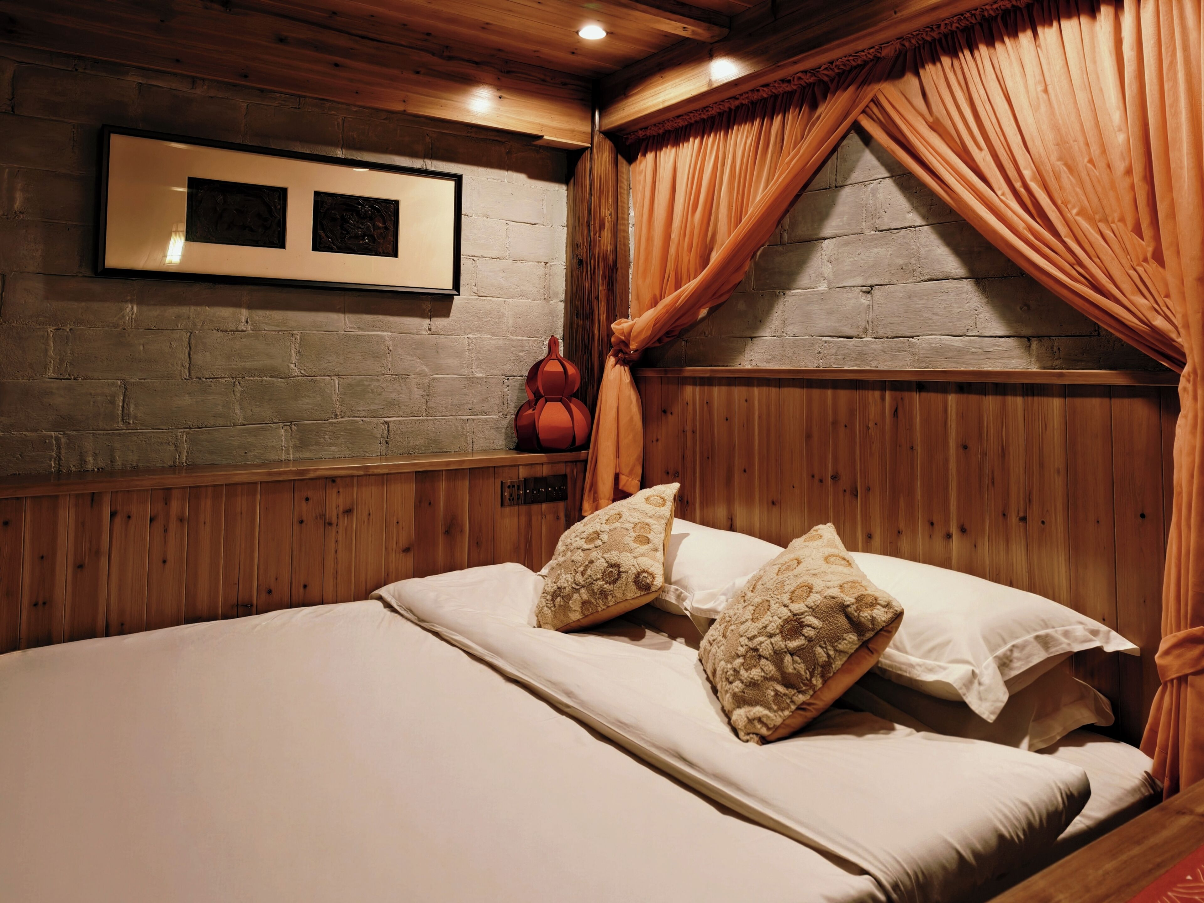 Traditional Loft, Private Bathroom, Hill View