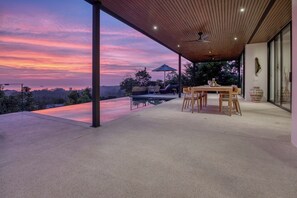 A covered outdoor area with a pool, seating, and a view of the sky. - VILLA AZURE - 4BR LUXURY VILLA (ตำบลเกาะพะงัน)