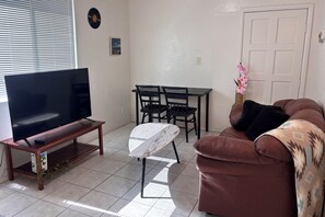 Living area - Heart of Tucson - Near University of Arizona - 7 Min DT & 4 Ave 1B1B (Tucson)