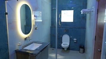 Kamar Superior, balkon, pemandangan gunung | Kamar mandi | Shower, perlengkapan mandi gratis, pengering rambut, dan handuk