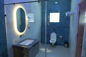 Camera Superior, balcone, vista montagna | Bagno | Doccia, set di cortesia gratuito, asciugacapelli, asciugamani