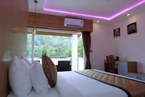 Chambre supérieure, balcon, vue sur la montagne | Bureau, espace de travail pour ordinateurs portables