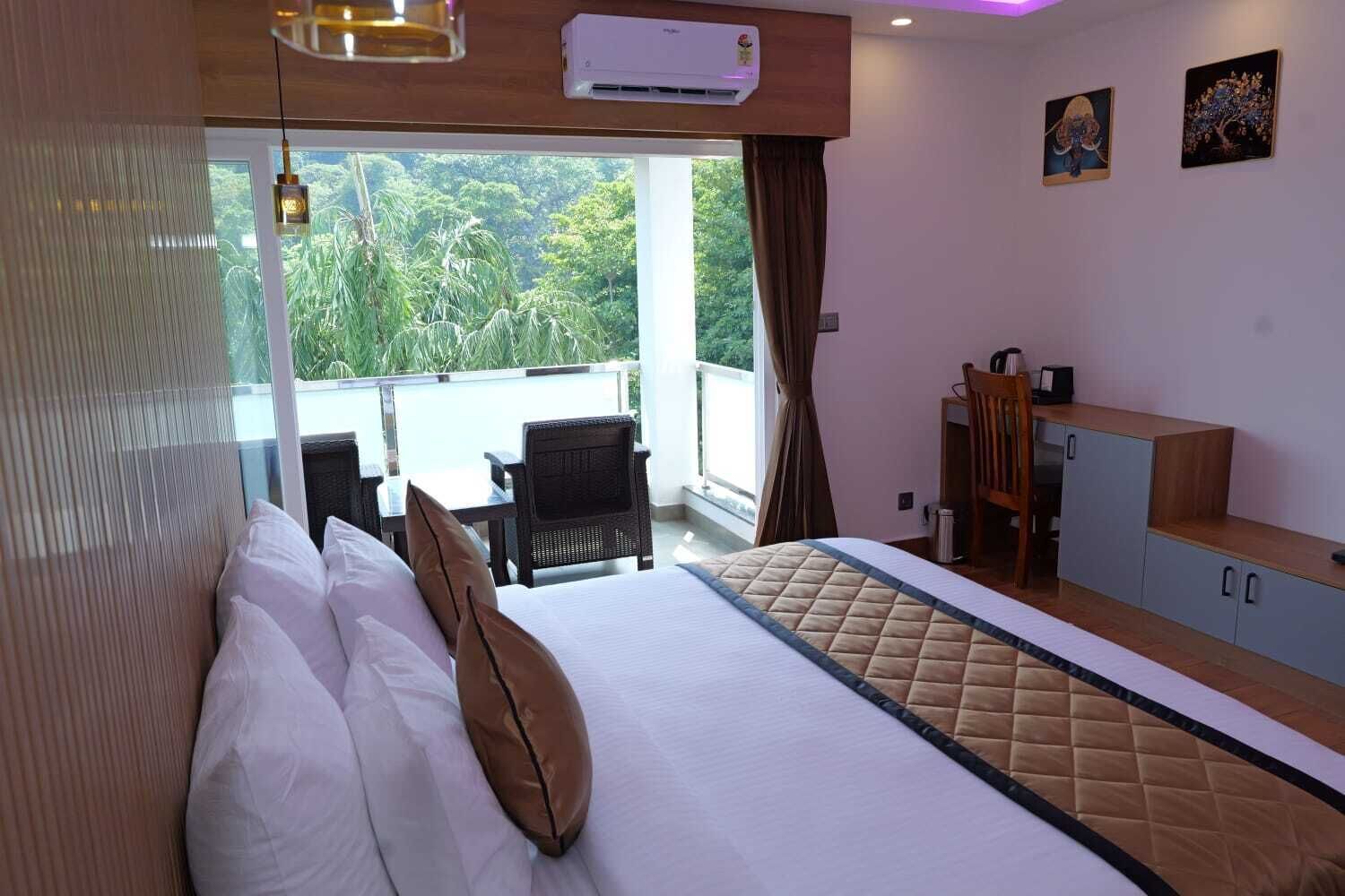 Superior Deluxe Room | Desk, laptop workspace, soundproofing, free WiFi