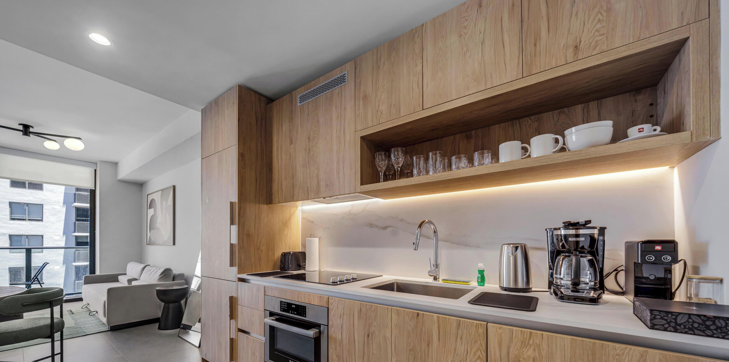 Condo, sacada, vista para a cidade | Cozinha privada | Geladeira, micro-ondas, cooktop, lava-louças