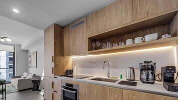 Condo, sacada, vista para a cidade | Cozinha privada | Geladeira, micro-ondas, cooktop, lava-louças