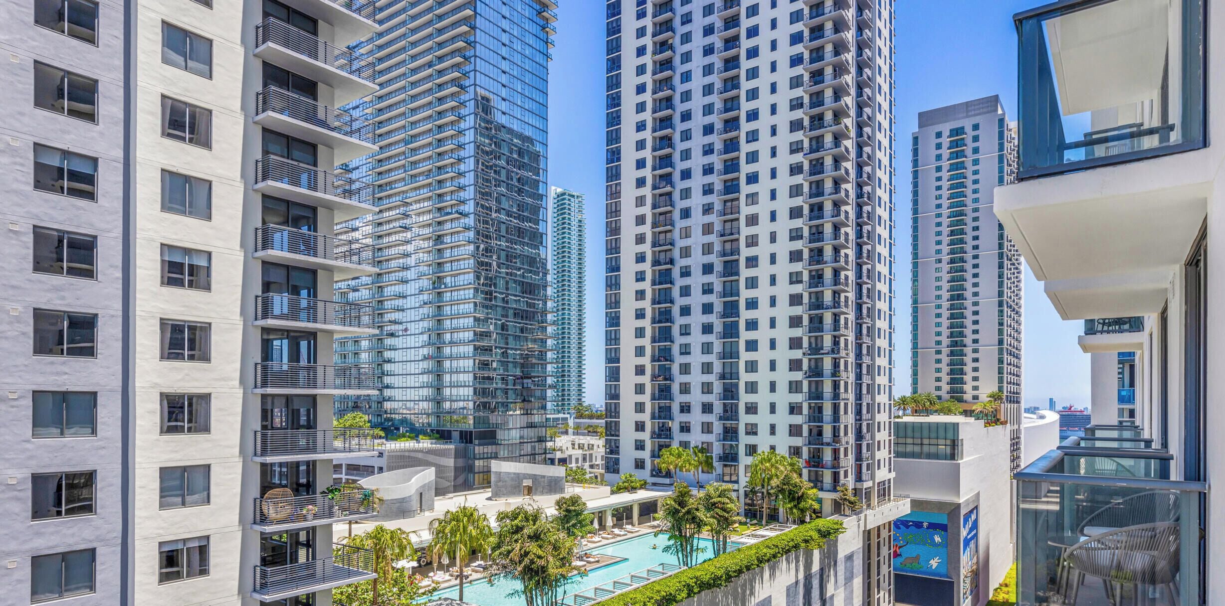 Condo, sacada, vista para a cidade | Fachada