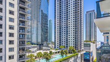 Condo, sacada, vista para a cidade | Fachada