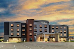 Un hotel Fairfield by Marriott con un diseño moderno, varios pisos y una entrada cubierta.